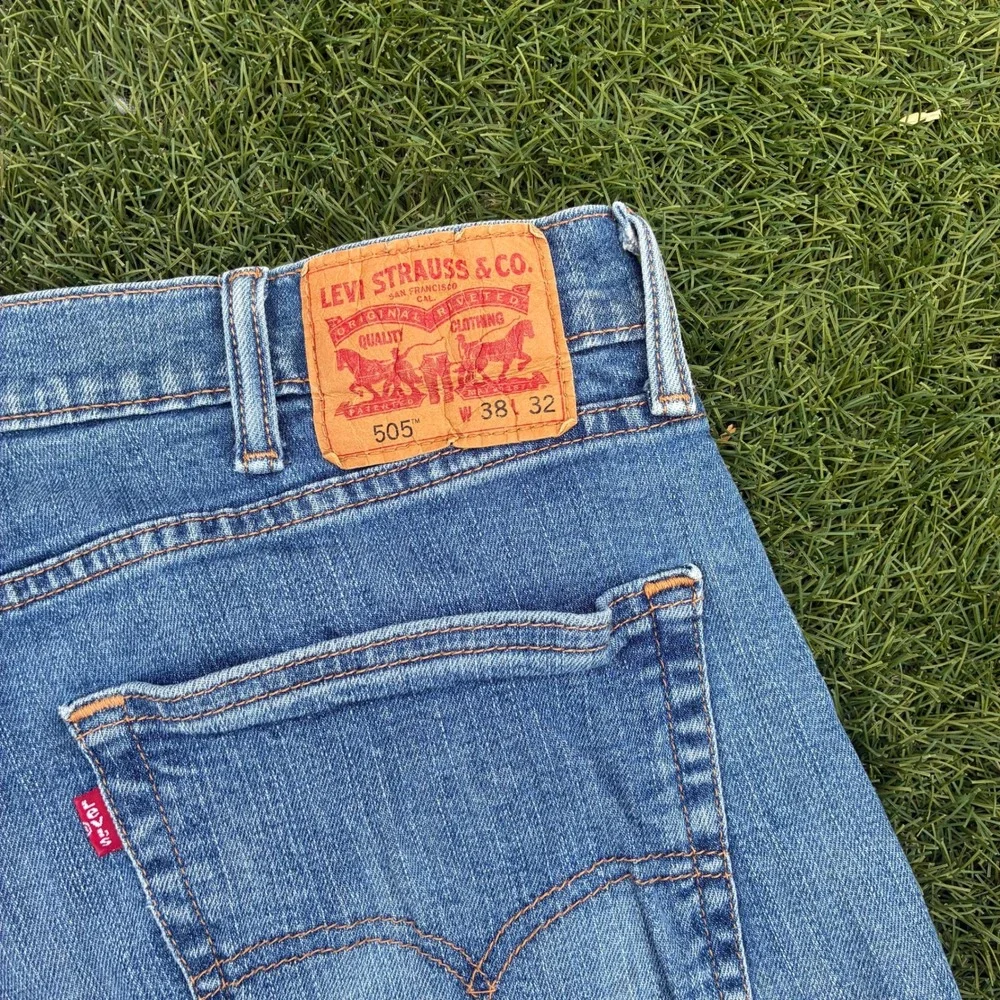 Levis 505 Regular Fit Jeans Mens 39x32 Medium Wash Blue Straight Leg Denim